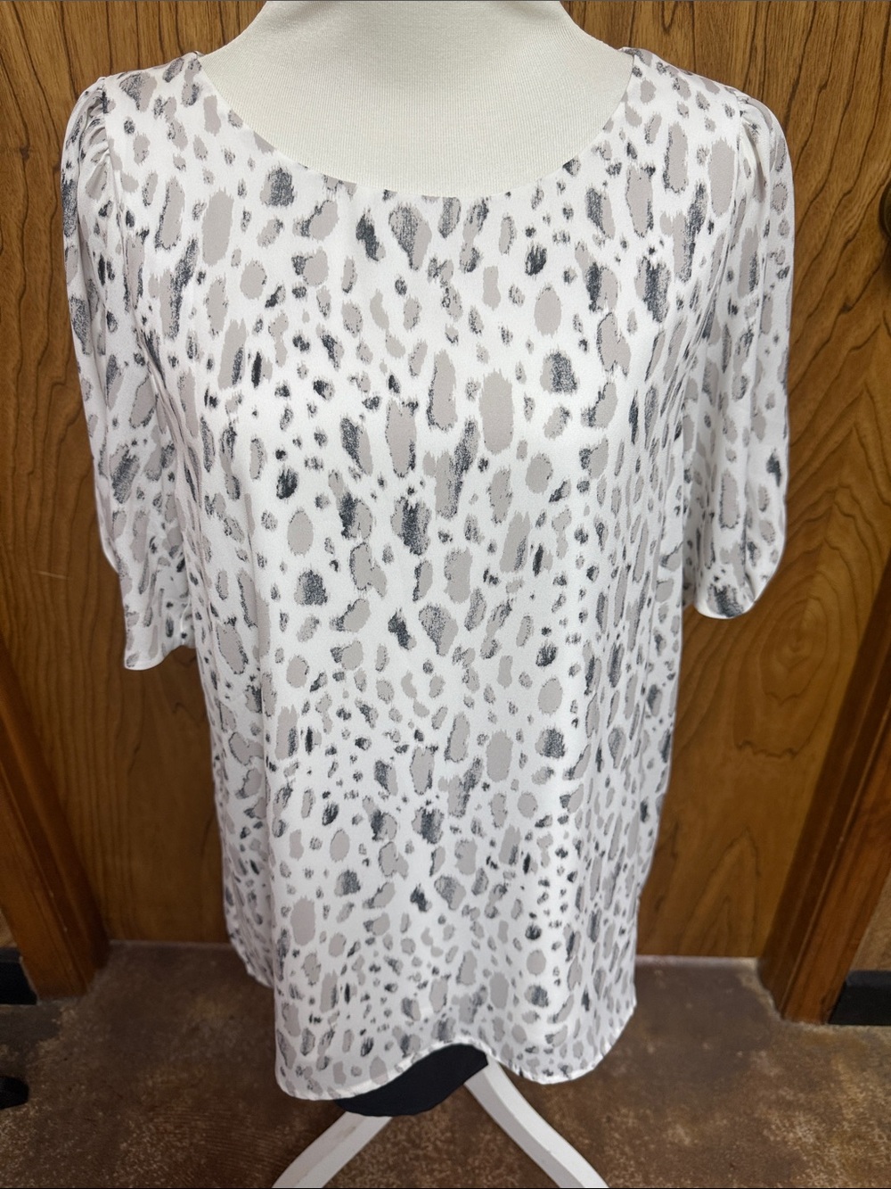 Betsy’s Boutique White, Grey, And Black Animal Print Short Sleeve Top Small